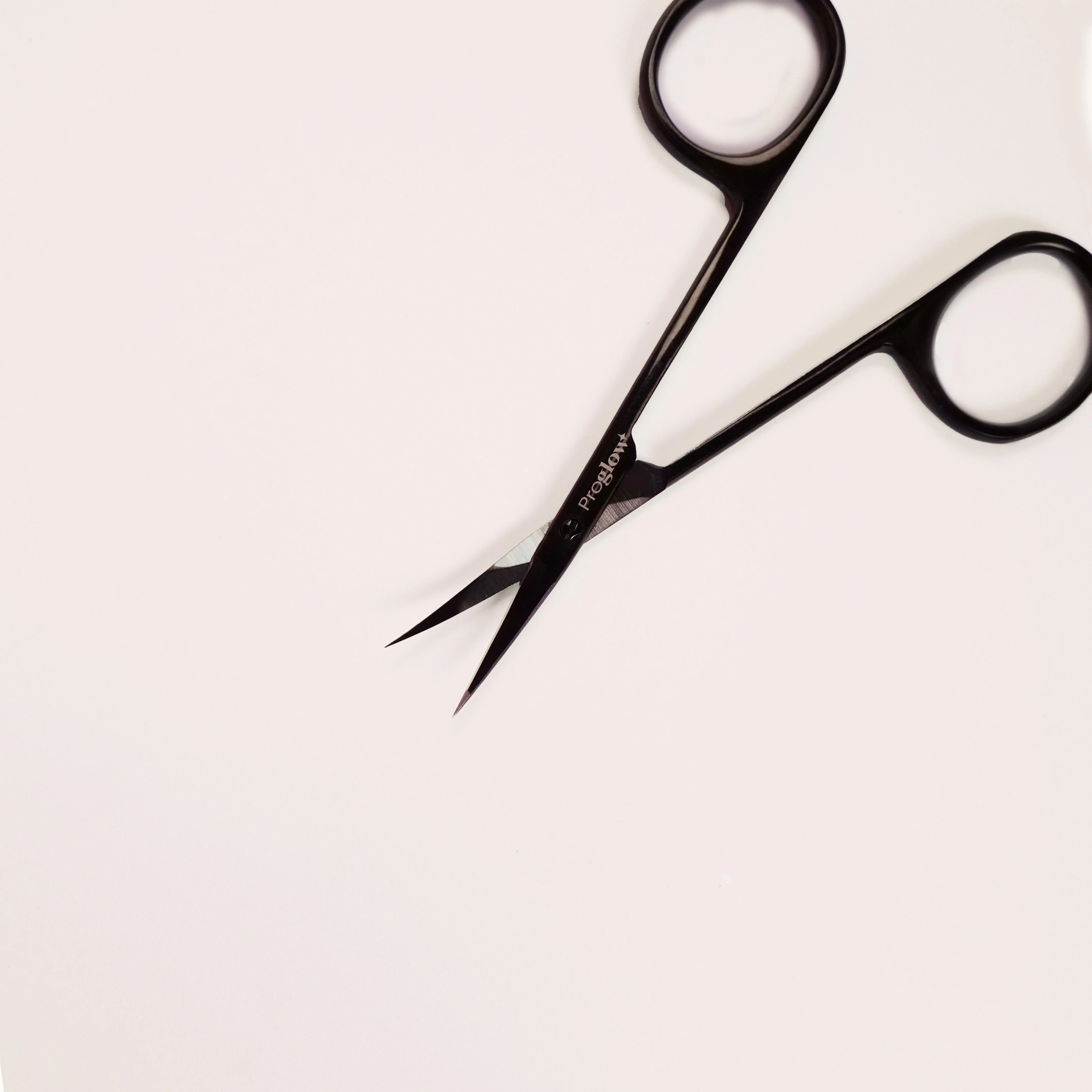 Ciseaux pour cuticules noir - Image 2